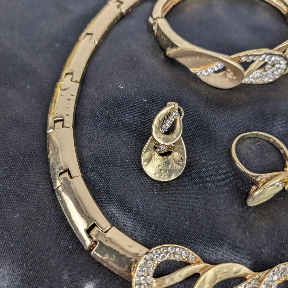NWOT, BEAUTIFUL AFRICAN PARTY JEWELRY SET. - Picture 3 of 4